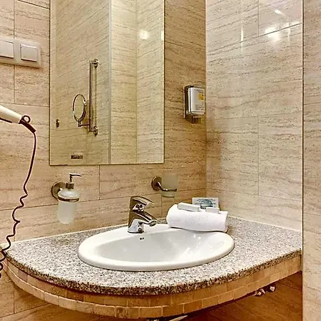 Amber Hotel 3*